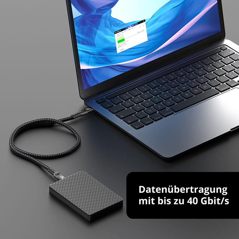 USB-C Kabel an Laptop eingesteckt mit angeschlossener externer Festplatte