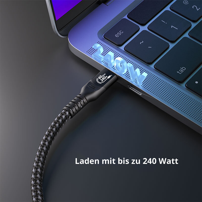 In Laptop eingestecktes USB-C Kabel mit Text 240 Watt